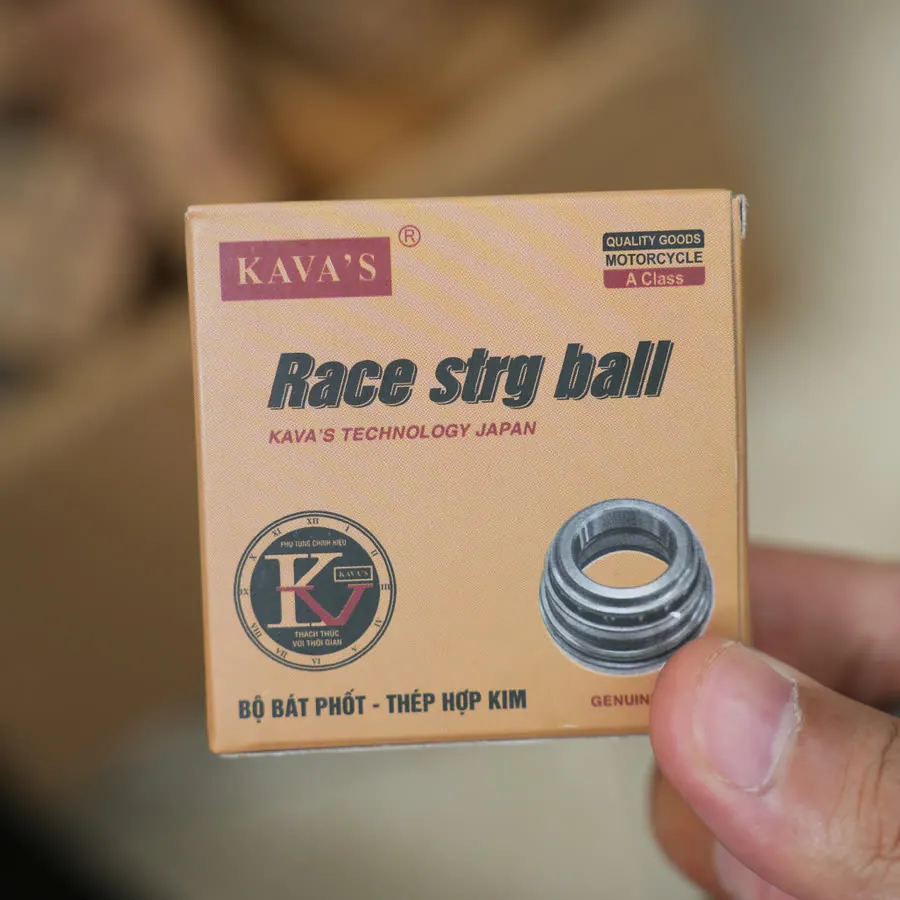 Hộp bộ bát phốt KAVA’S thép hợp kim cầm trên tay